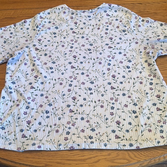 Top ladies plus size flower print short sleeves Sz 3x - Picture 3 of 5
